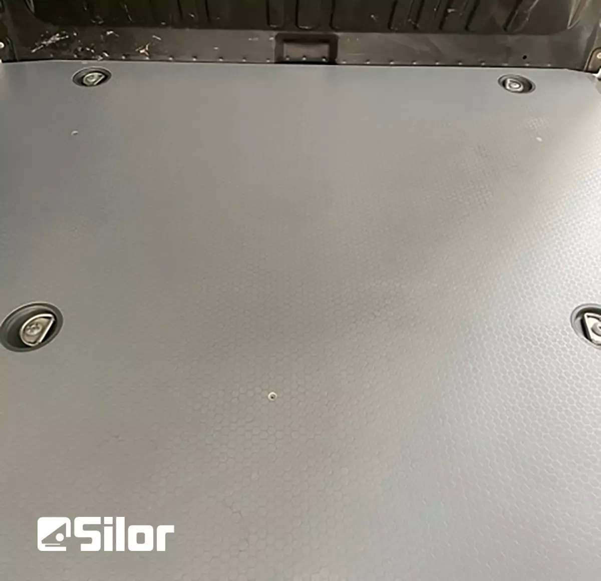 Pavimento furgone grigio con motivo a nido d'ape.