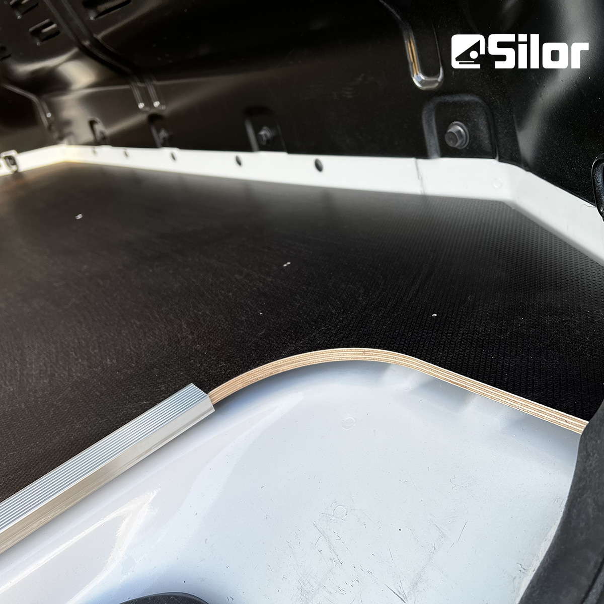 Proteggi il tuo veicolo commerciale con le protezioni #Silor. Duraturi e resistenti.