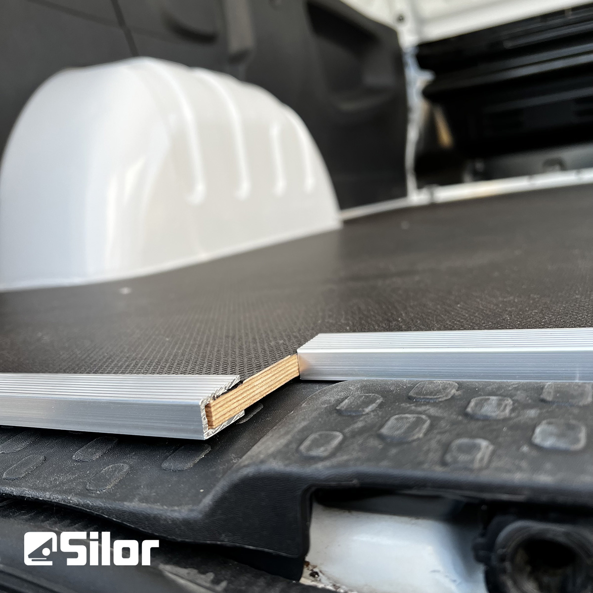 Finitura pavimento per furgoni: il dettaglio che fa la differenza. Scopri di più su Silor.it! #silor #furgoni #pavimenti