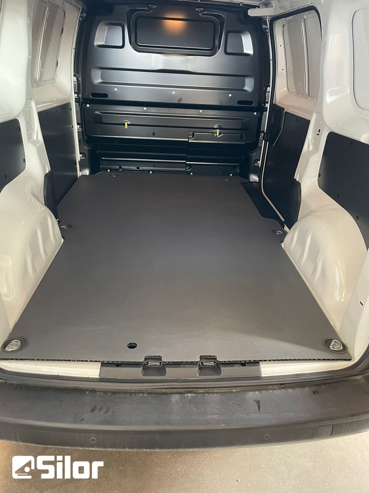 Spazio di carico di un furgone con rivestimento scuro.