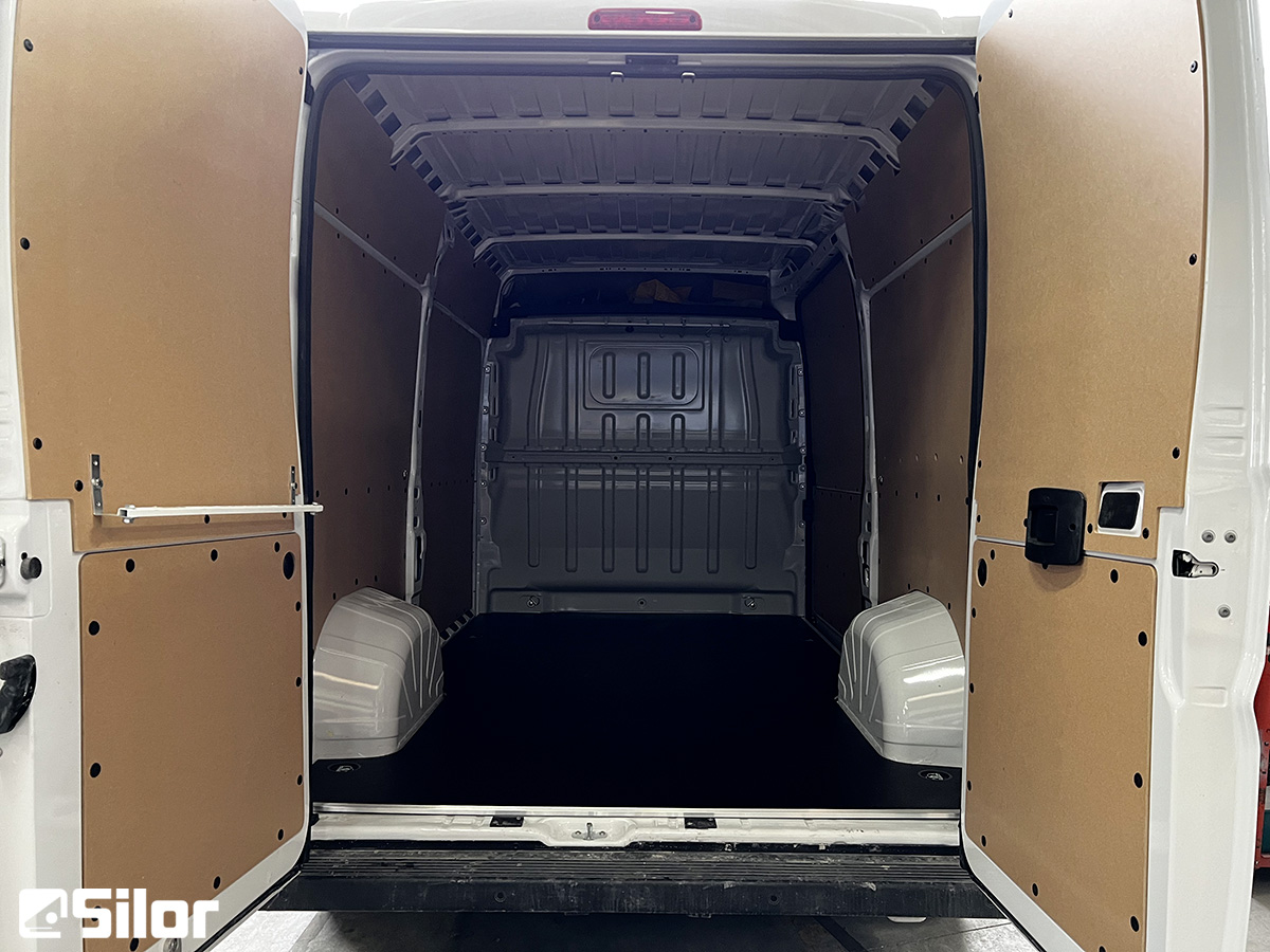 Interno di un furgone bianco con porte posteriori aperte.