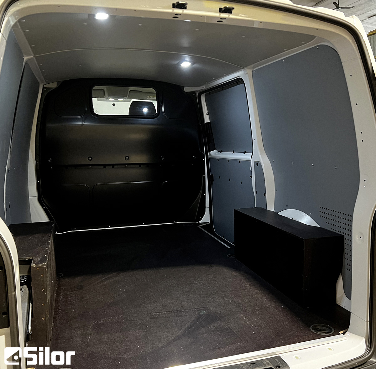 Interno di un furgone merci bianco.