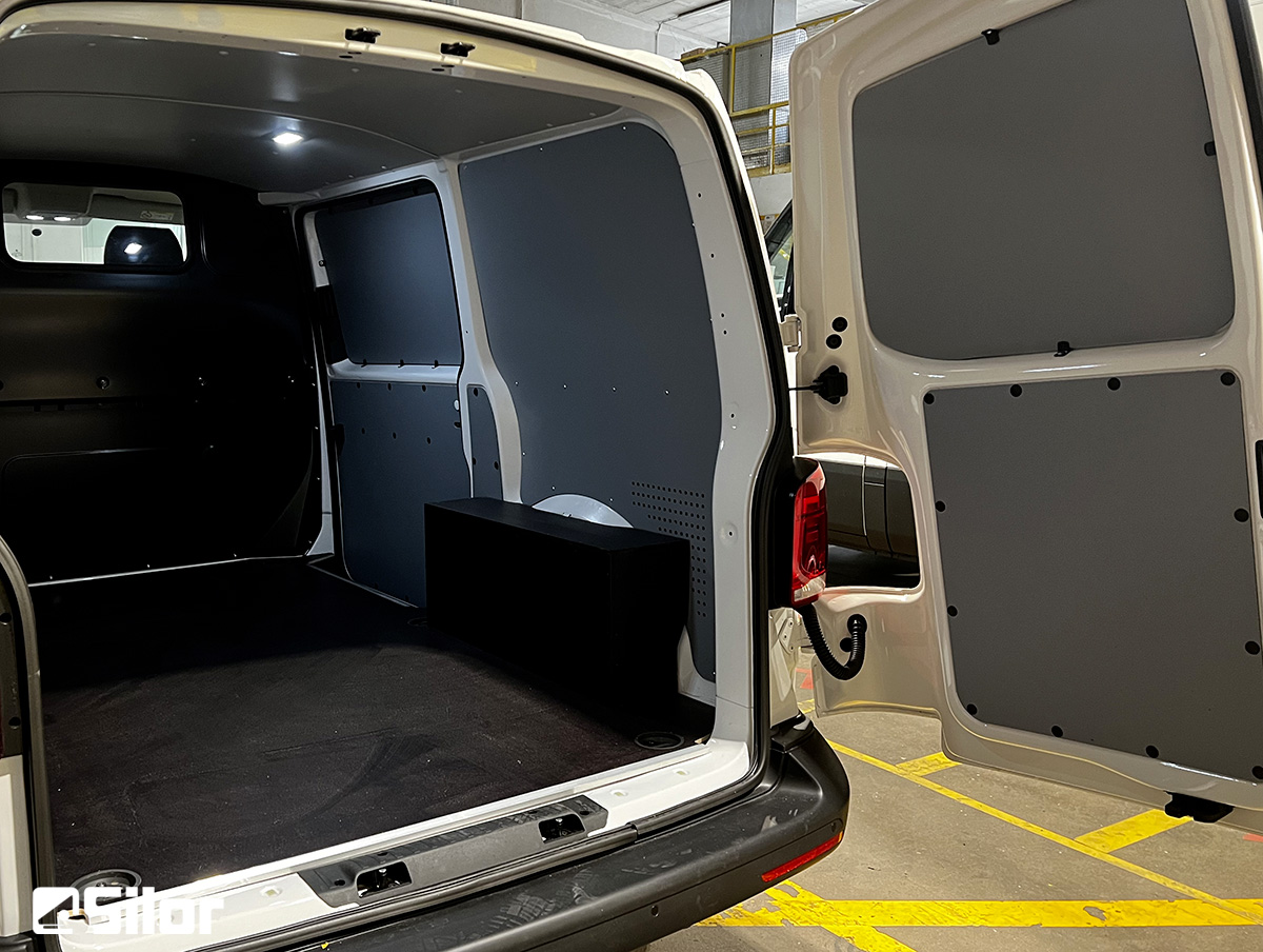 Interno di un furgone bianco con porte posteriori aperte.