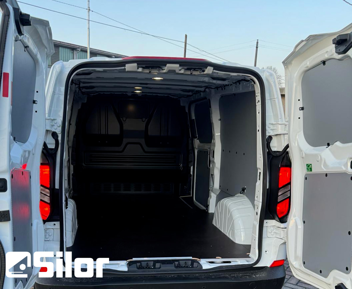 Interni spaziosi e versatili del furgone.