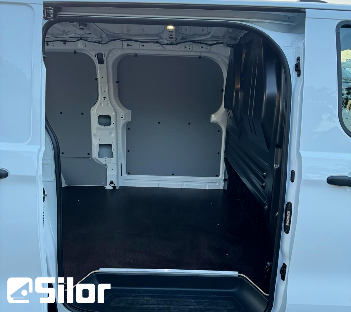 Interni di un furgone merci bianco.