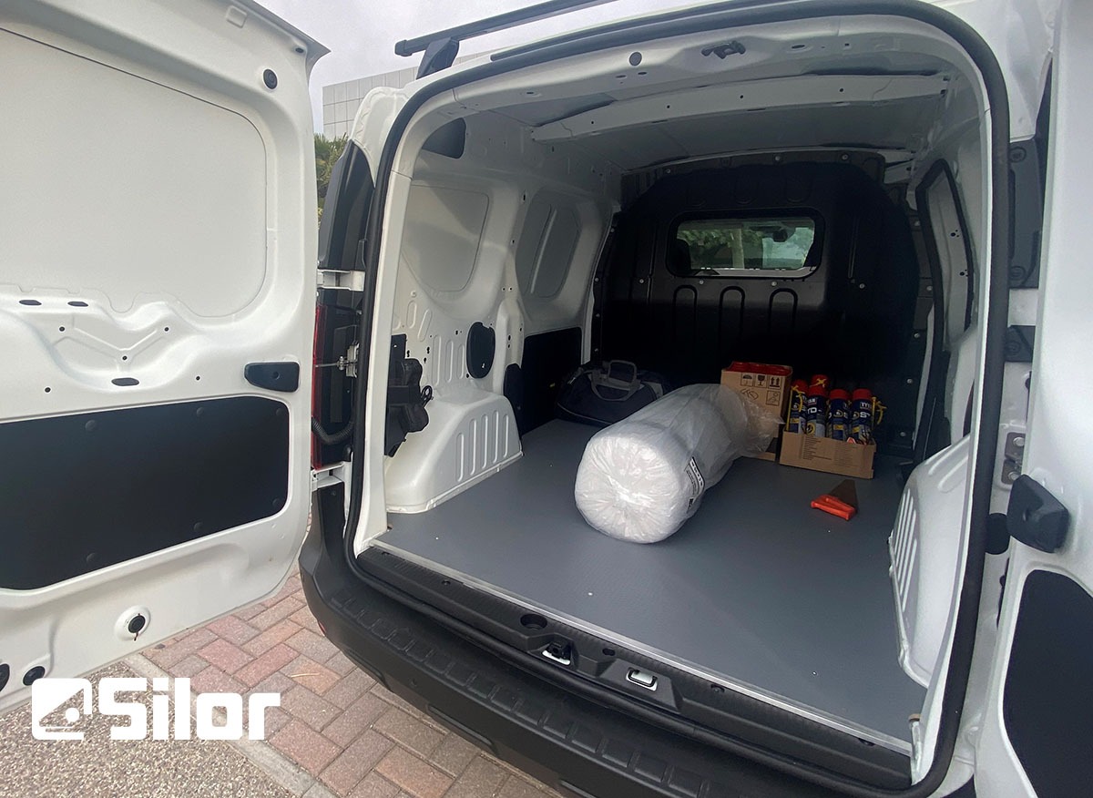 Un furgone bianco pieno di forniture per lavori.