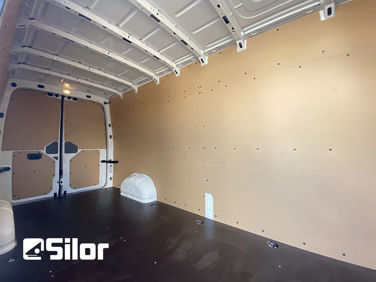 Interni di un furgone merci rivestiti in legno.