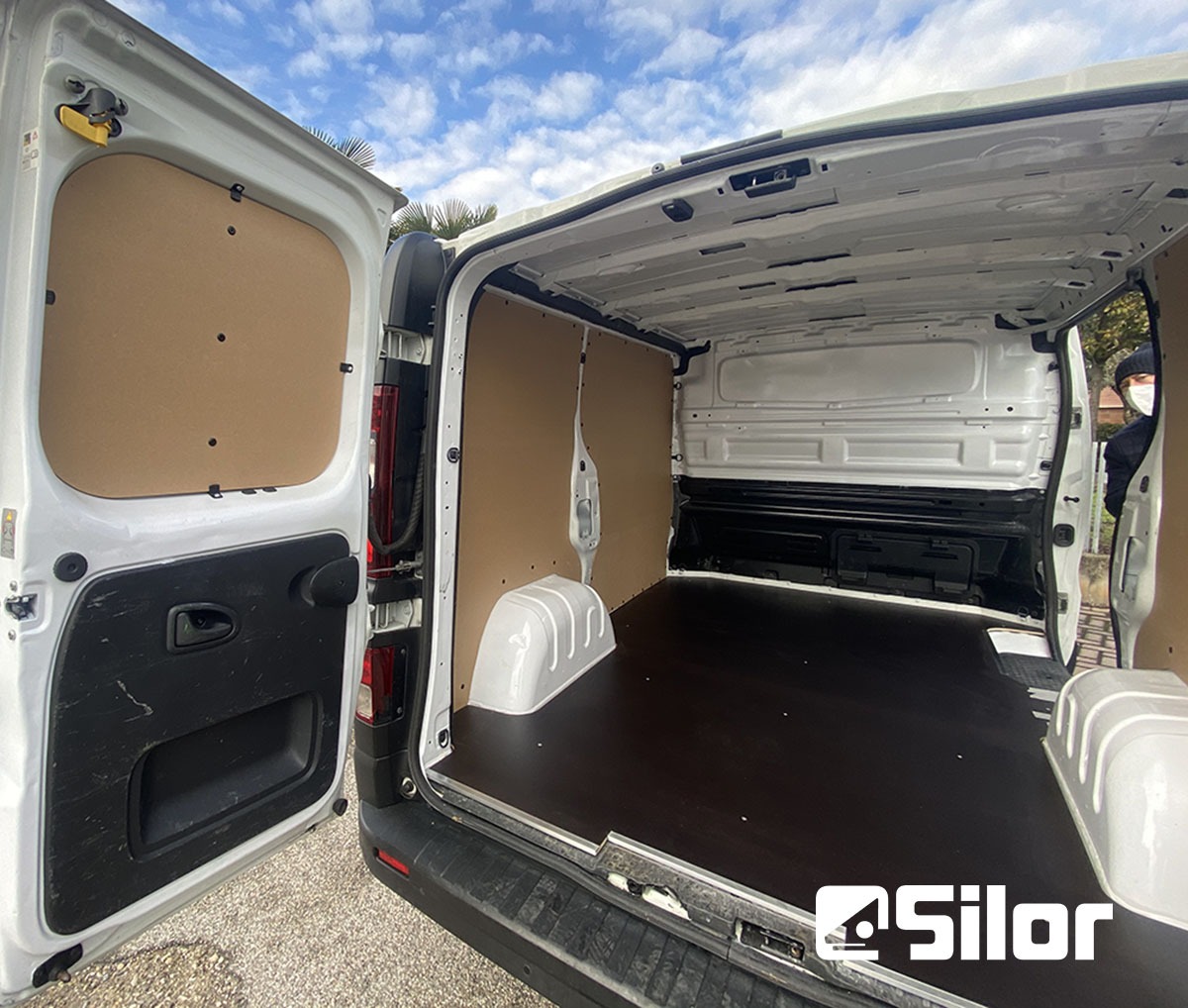 Interni spaziosi e ben attrezzati del furgone.