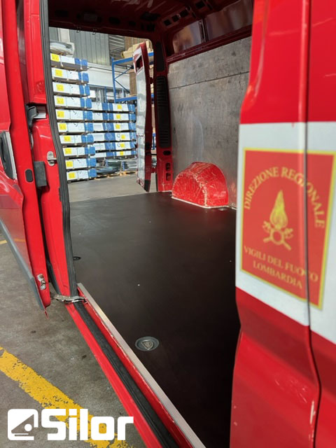 Interni di un furgone dei vigili del fuoco.