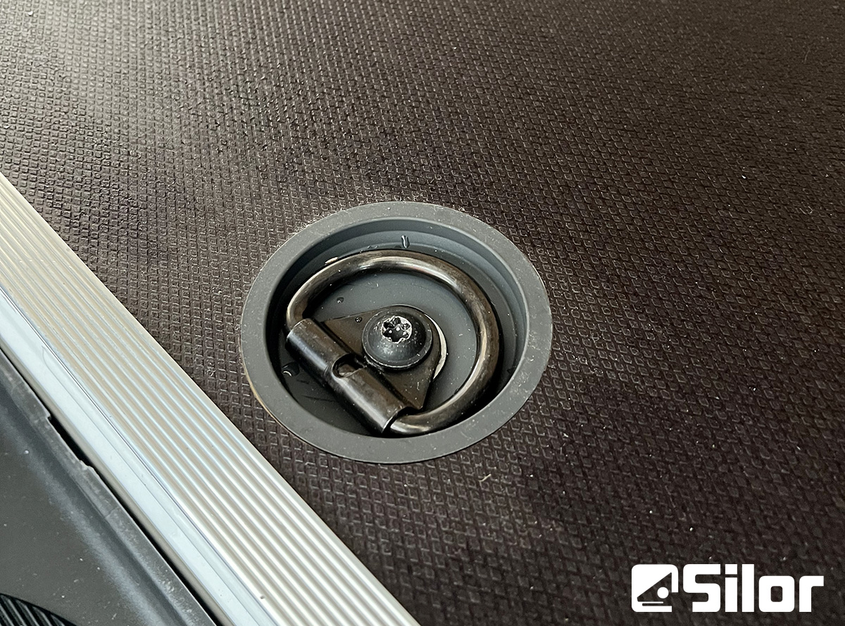 Ancoraggio ad anello sul pavimento di un furgone da carico.