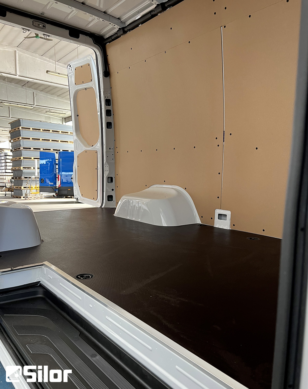 Interni di furgone allestito con rivestimenti e pavimentazione Silor.