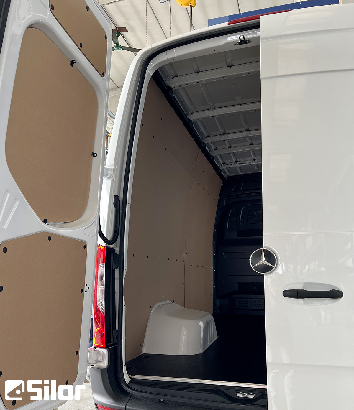 Interni di un furgone bianco Mercedes-Benz.
