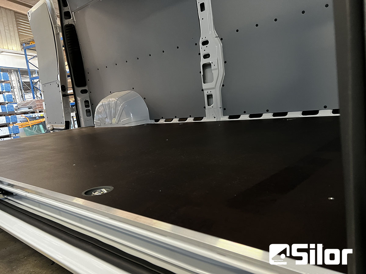 Interno di un furgone commerciale con pavimento Silor.