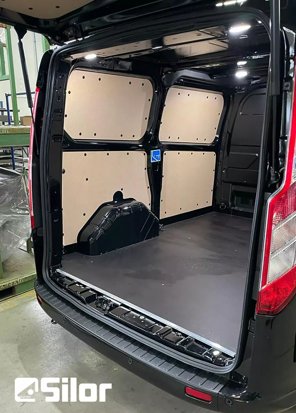 Interni di furgone attrezzato.