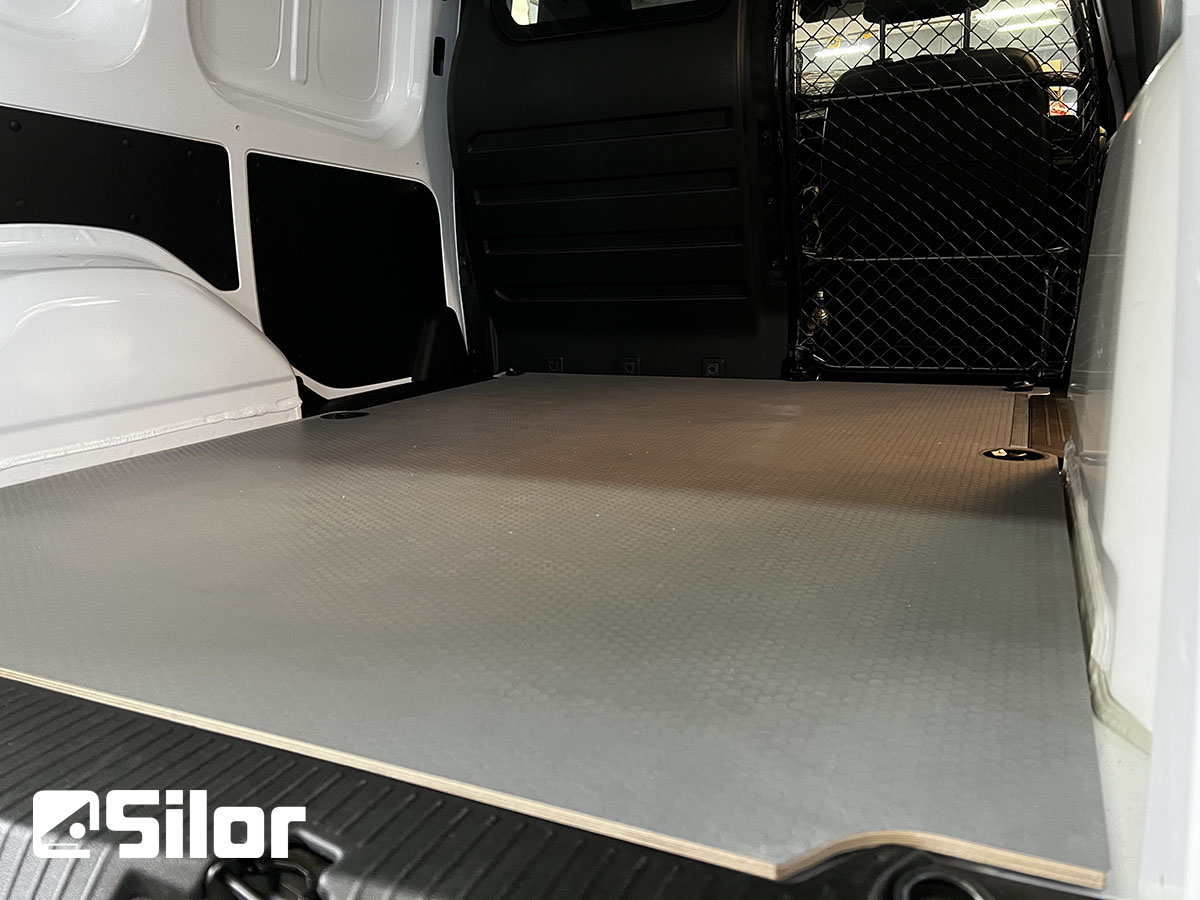 Interni di furgone con rivestimento protettivo del pavimento.