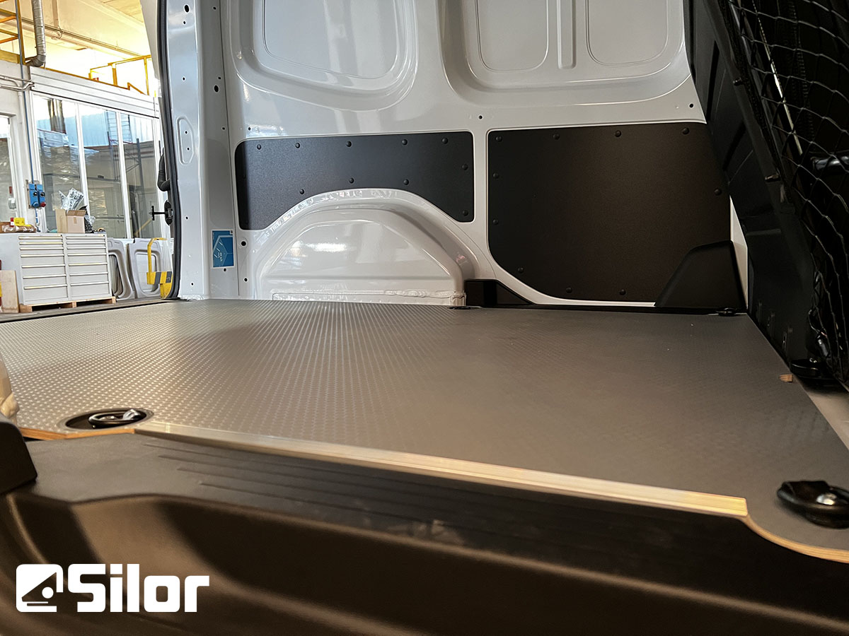 Interno di un furgone commerciale bianco.