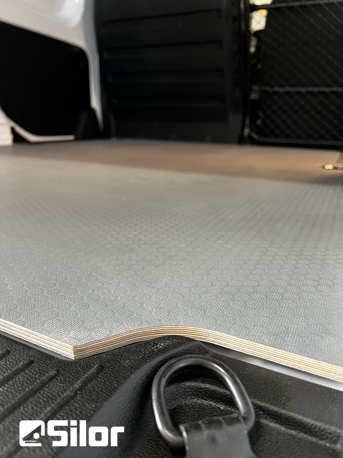 Pavimentazione robusta e durevole per furgoni Silor.