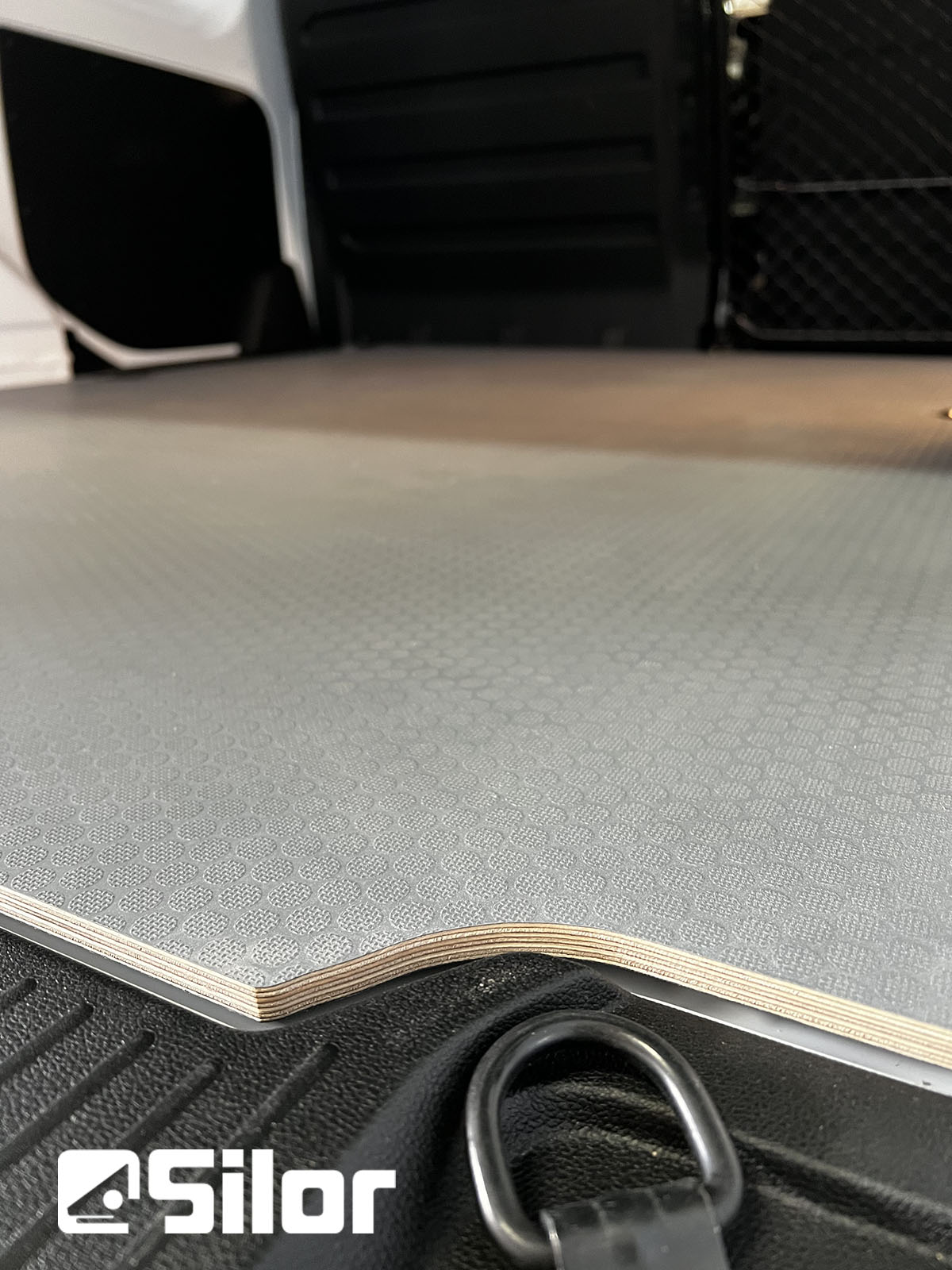 Pavimento per furgoni Silor. Resistente e facile da pulire.