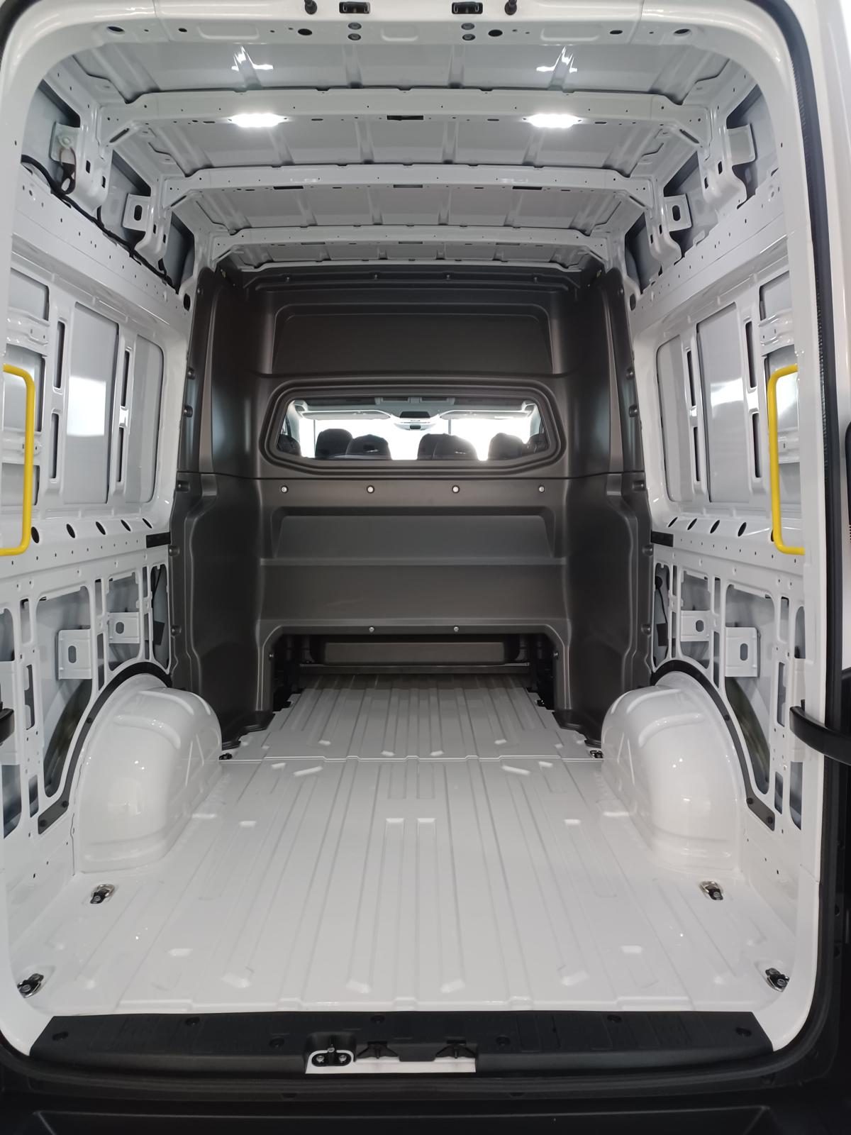 Interni di un furgone merci bianco.