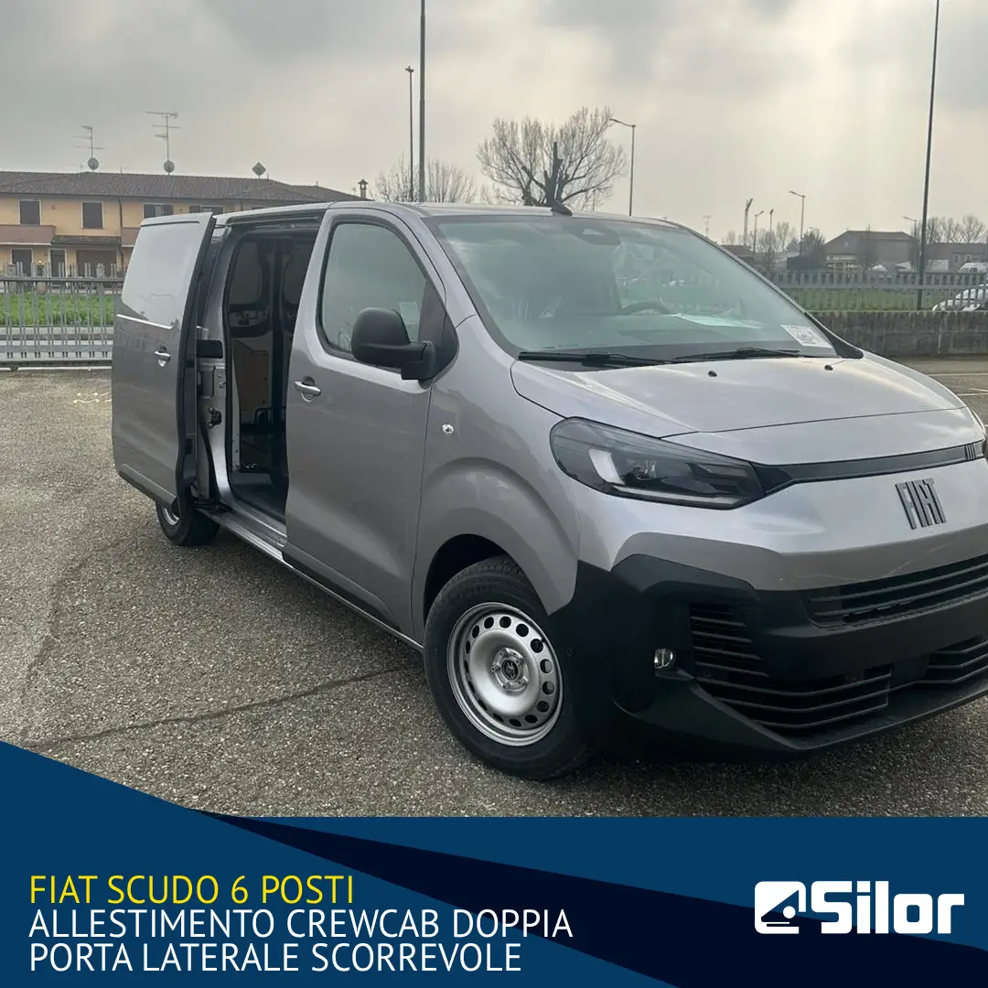 Un furgone Fiat Scudo a 6 posti con carrozzeria crew cab e portellone laterale scorrevole.