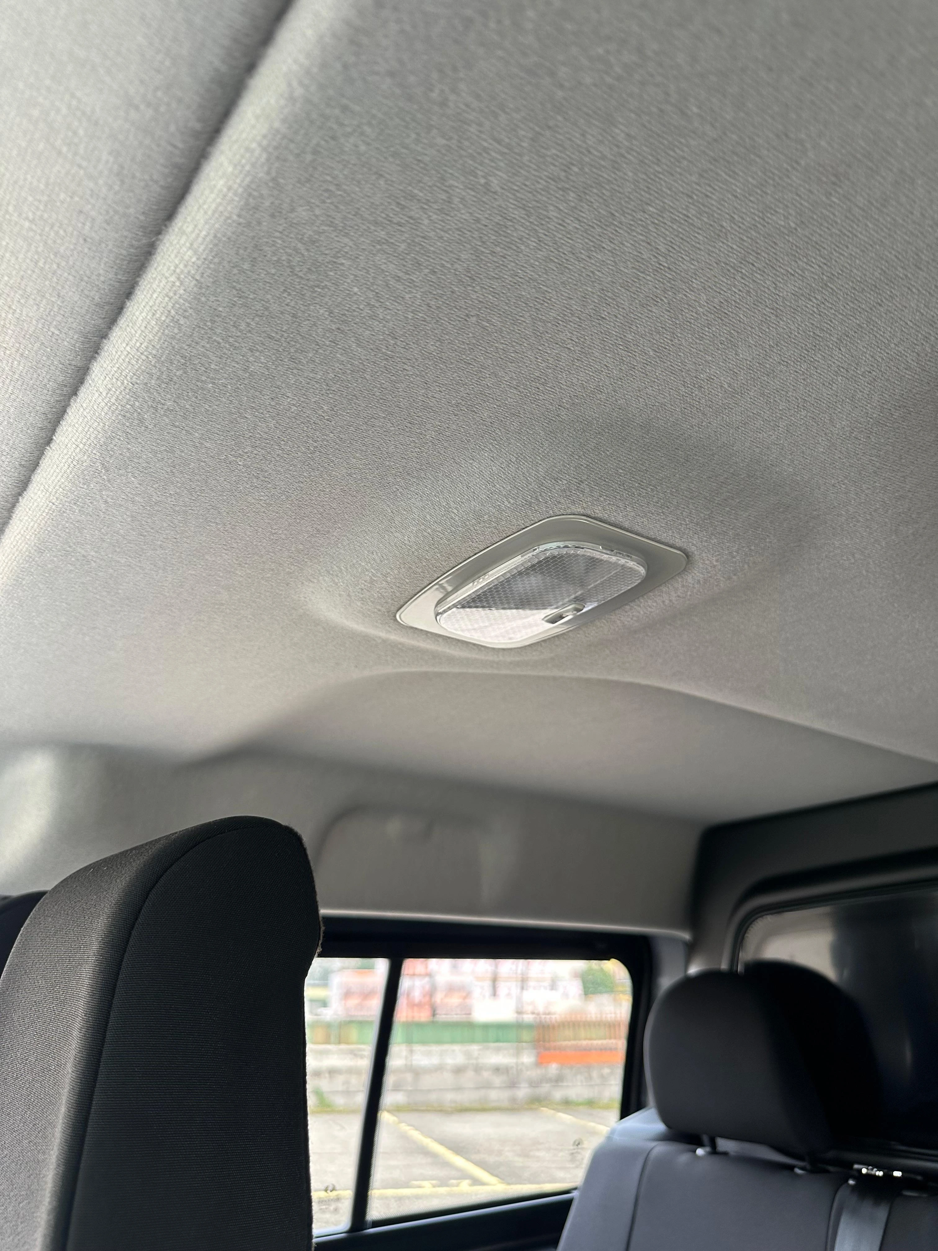 Interni di un veicolo con un'illuminazione a cupola integrata.