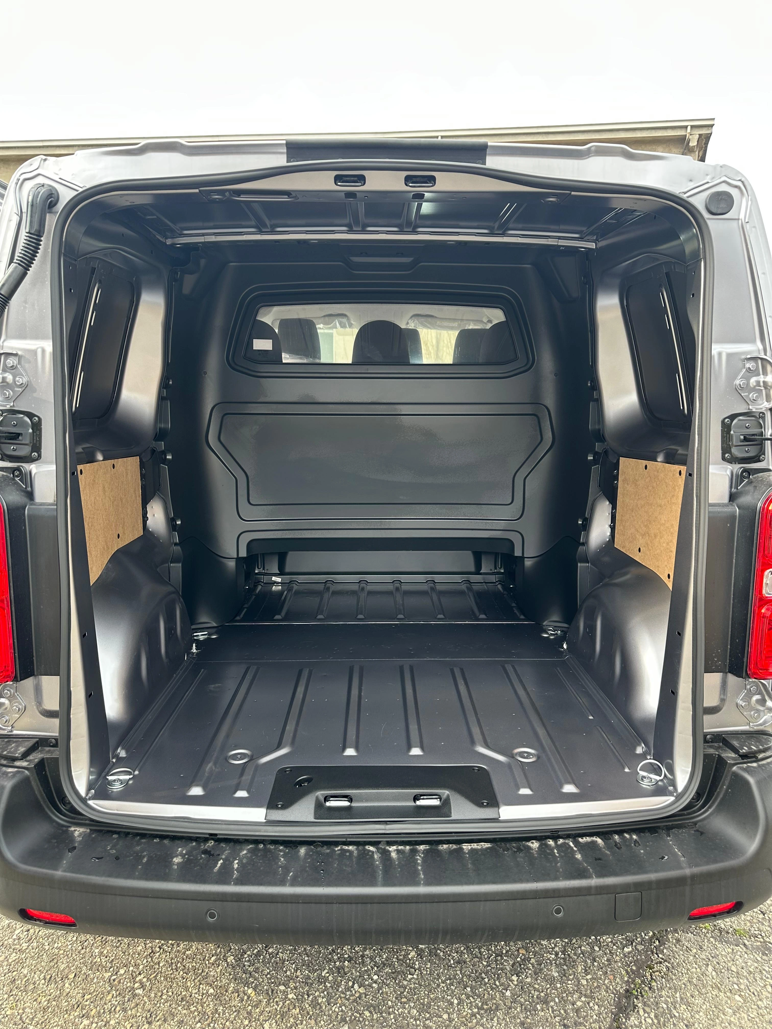 Vista del vano di carico vuoto di un furgone.