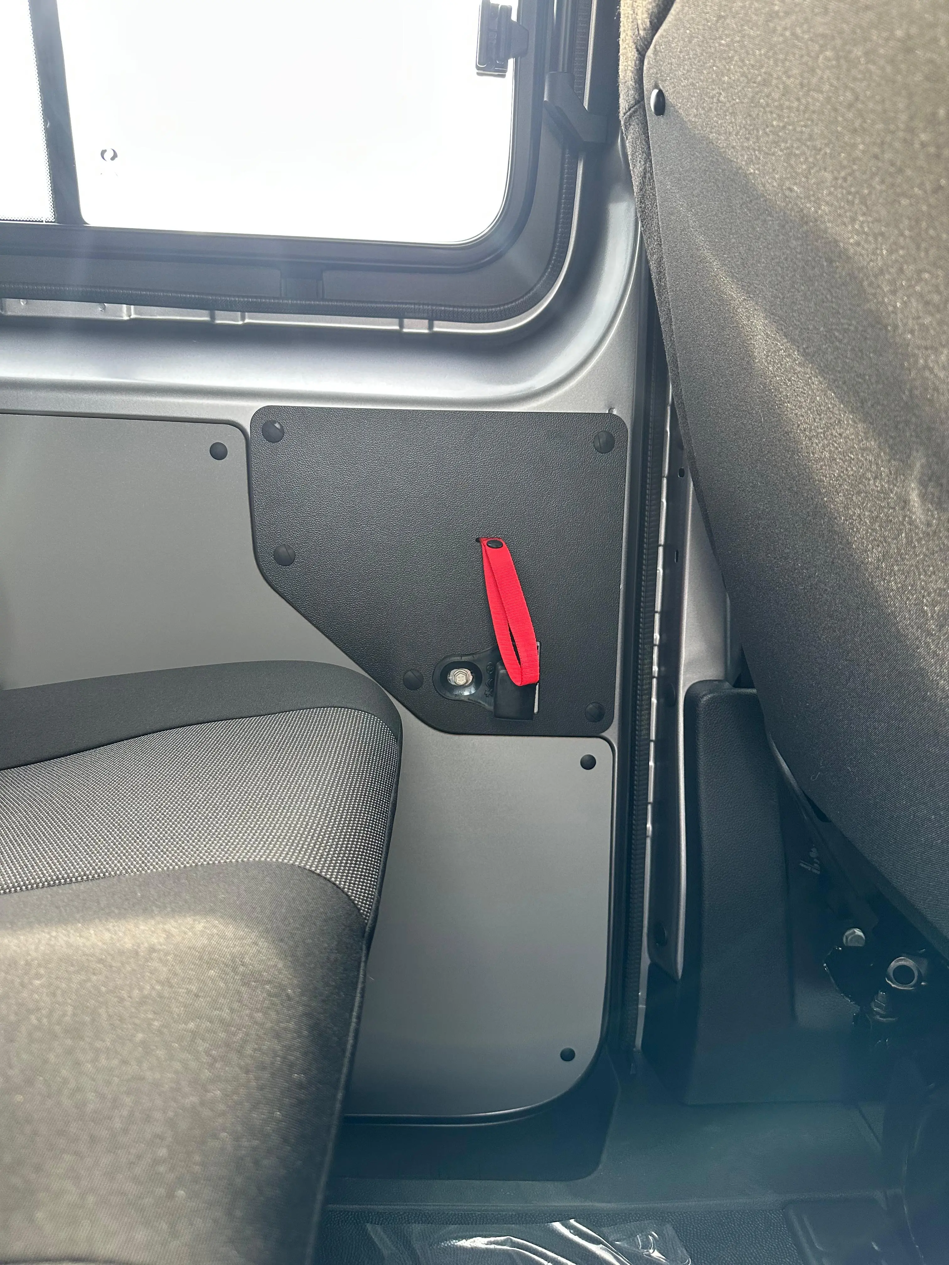 Interni di un veicolo con sedile e porta.