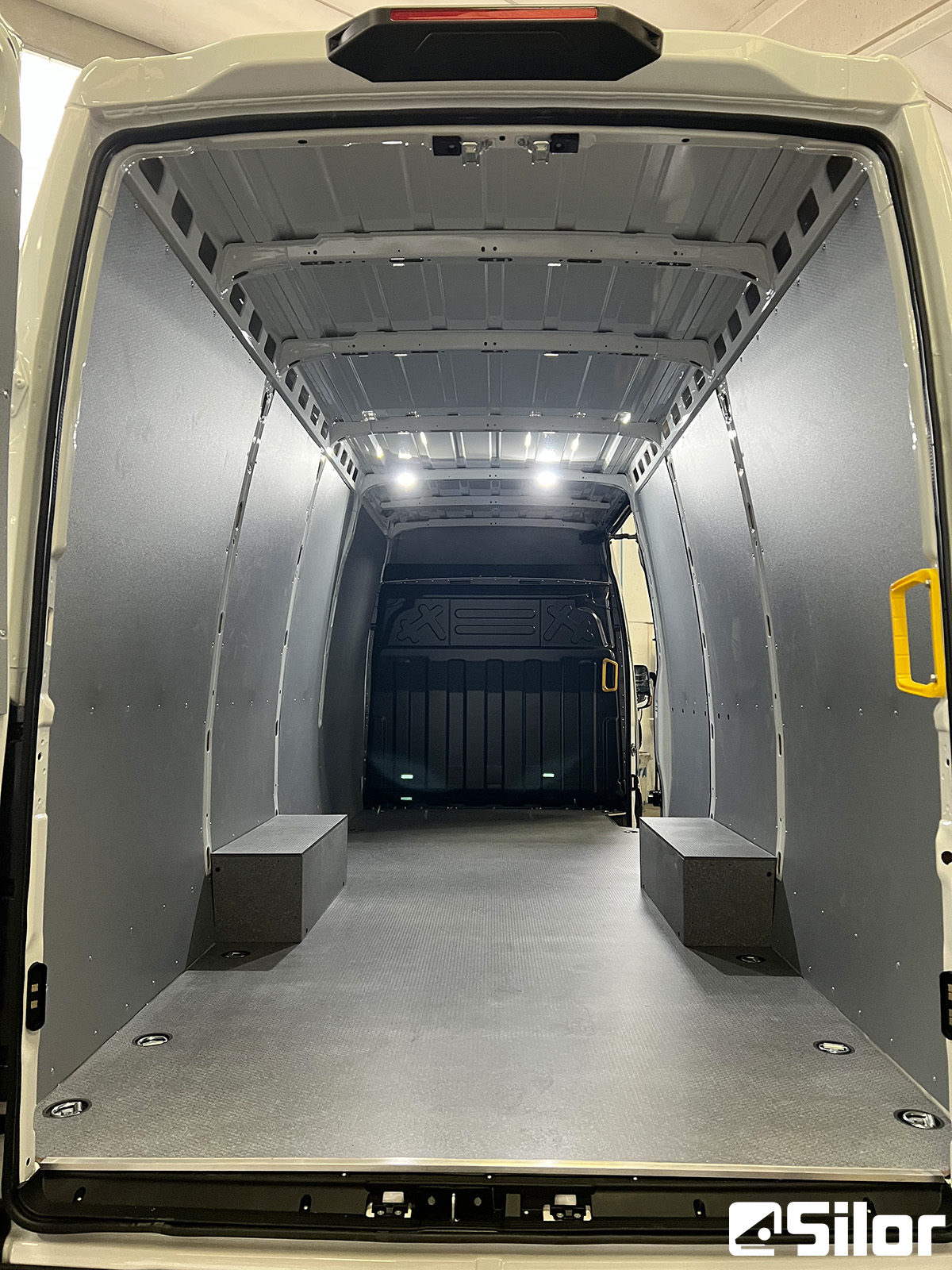 Interno di un furgone bianco.