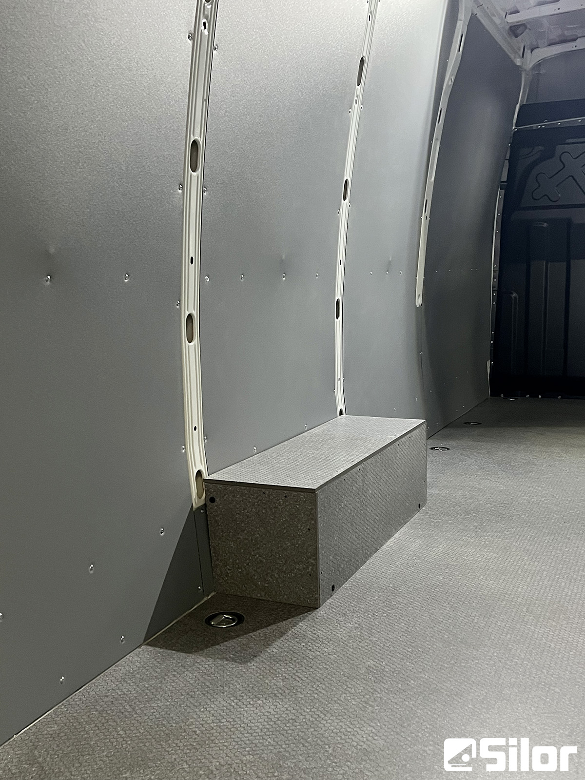 Interni di un furgone cargo rivestito con materiali resistenti.