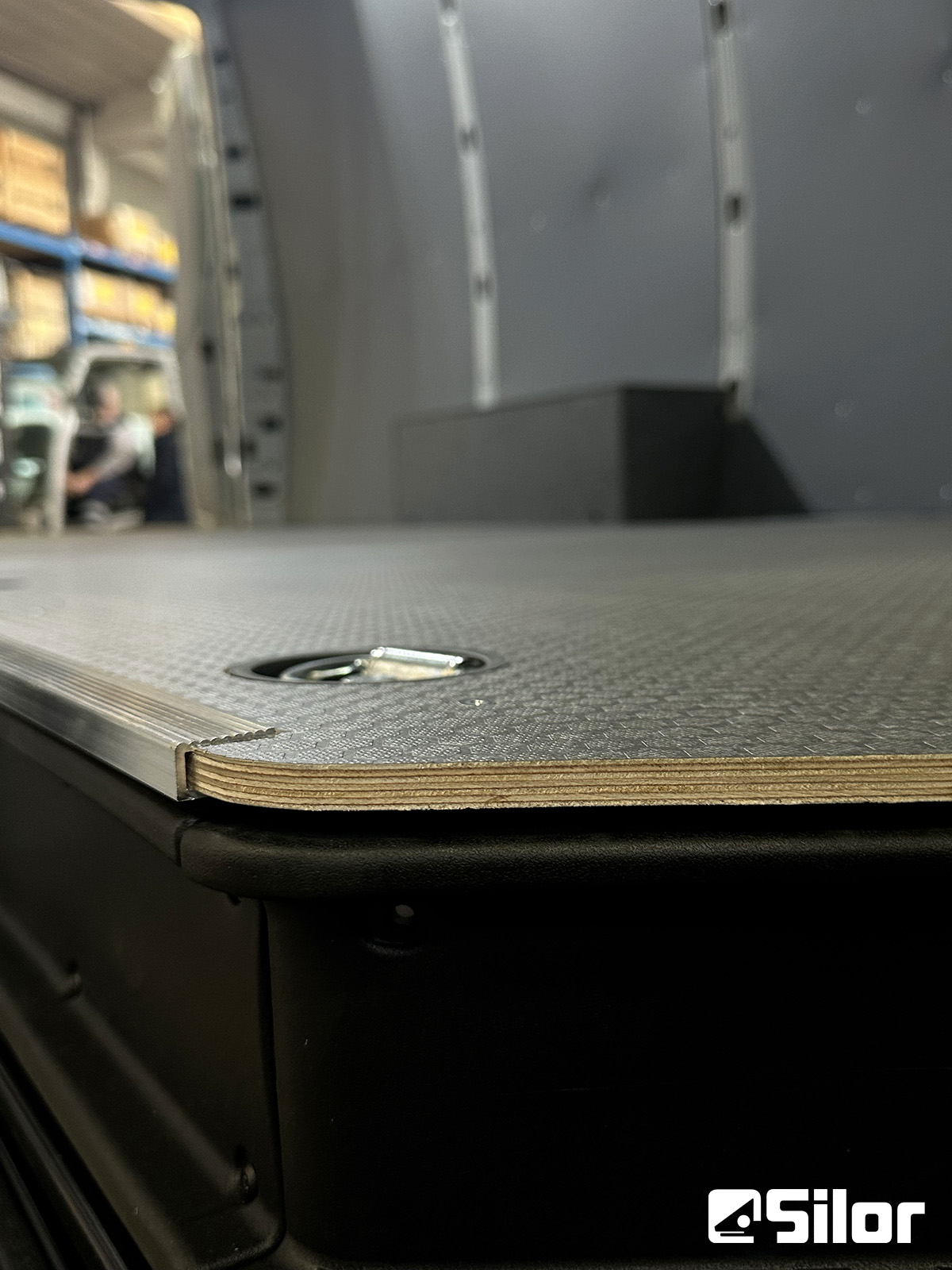 Interni furgone commerciale con pavimentazione protettiva.