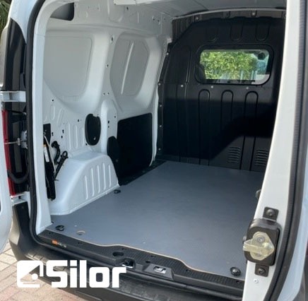 Interni di un furgone bianco.