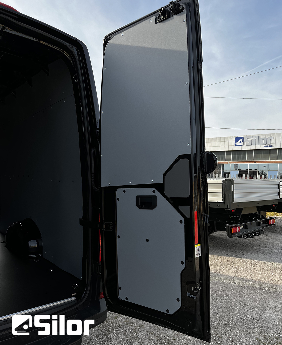 Porta del furgone aperta con marchio Silor visibile.