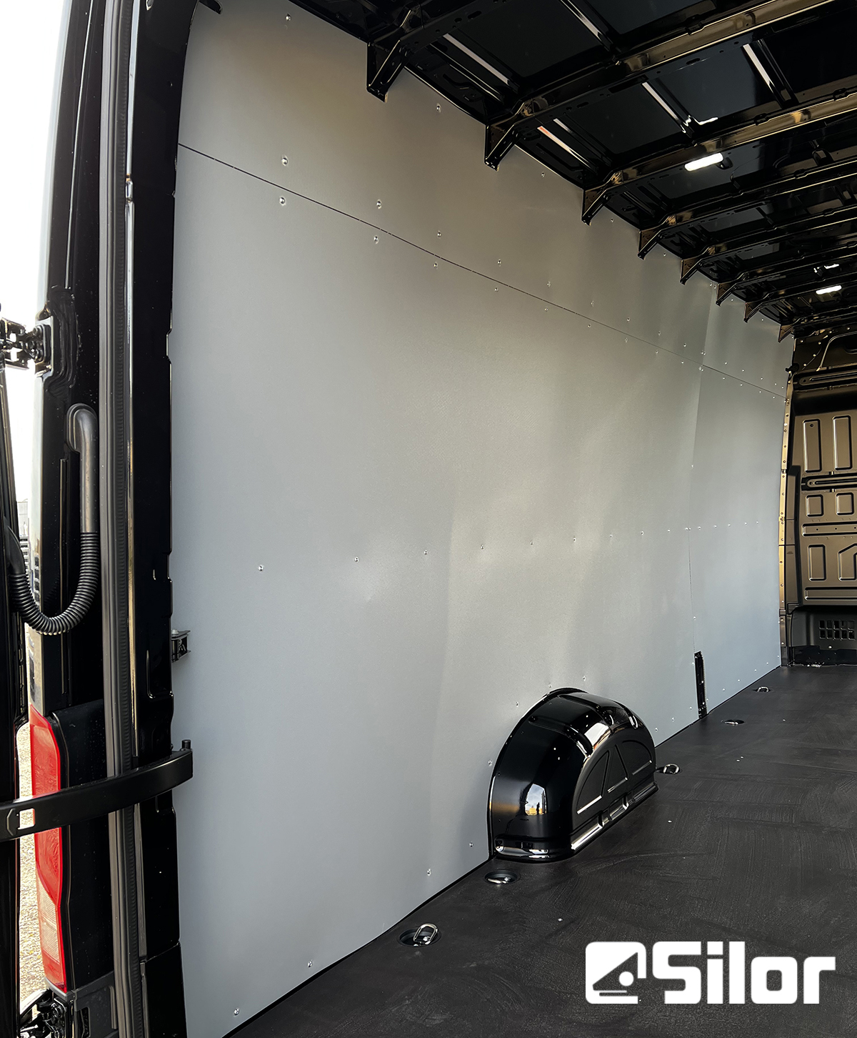 Interni di furgone nero con pannelli grigi e logo Silor.