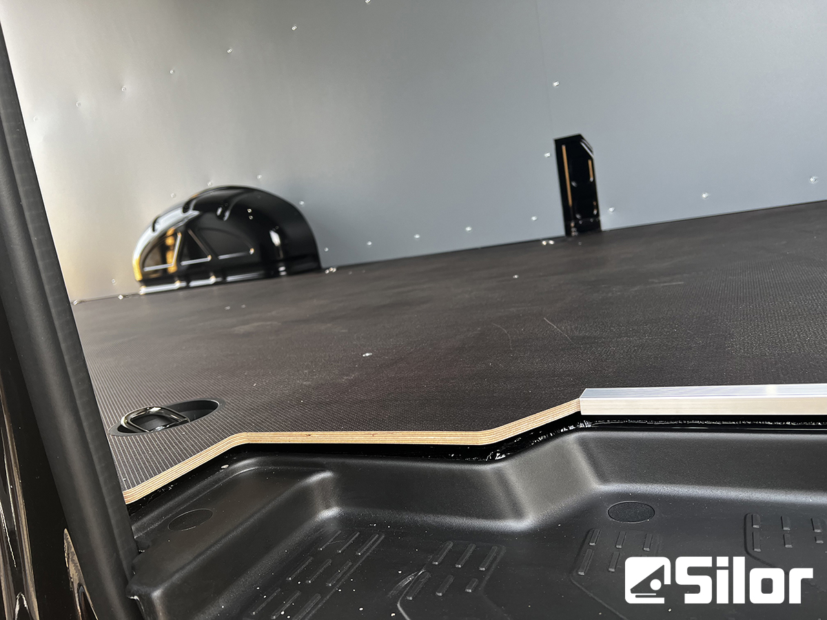 Interni di un furgone merci rivestito in compensato.