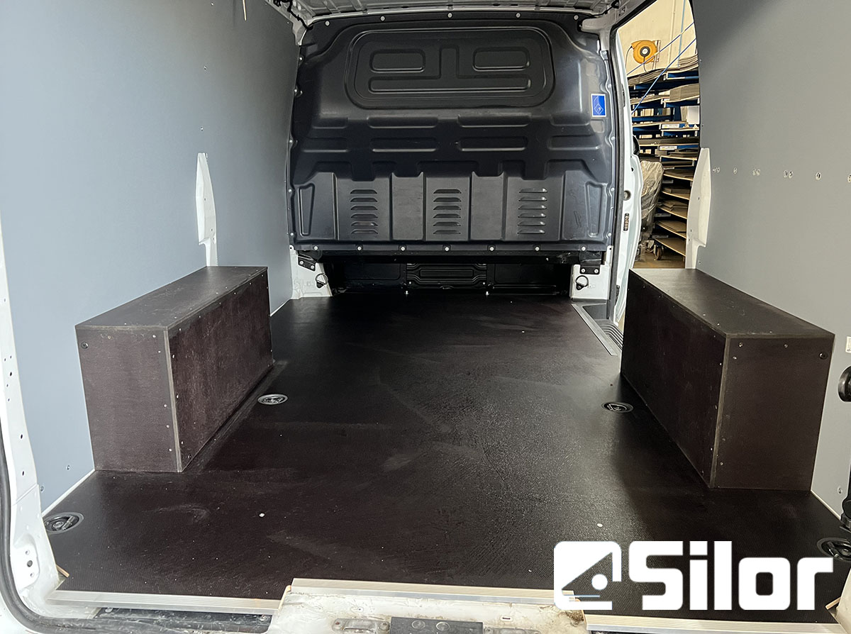 Interno di un furgone con rivestimenti in legno.