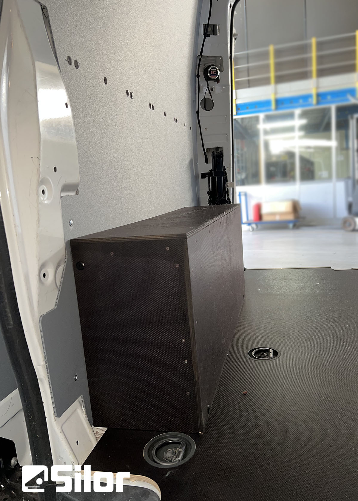 Interni di un furgone con cassone in legno.