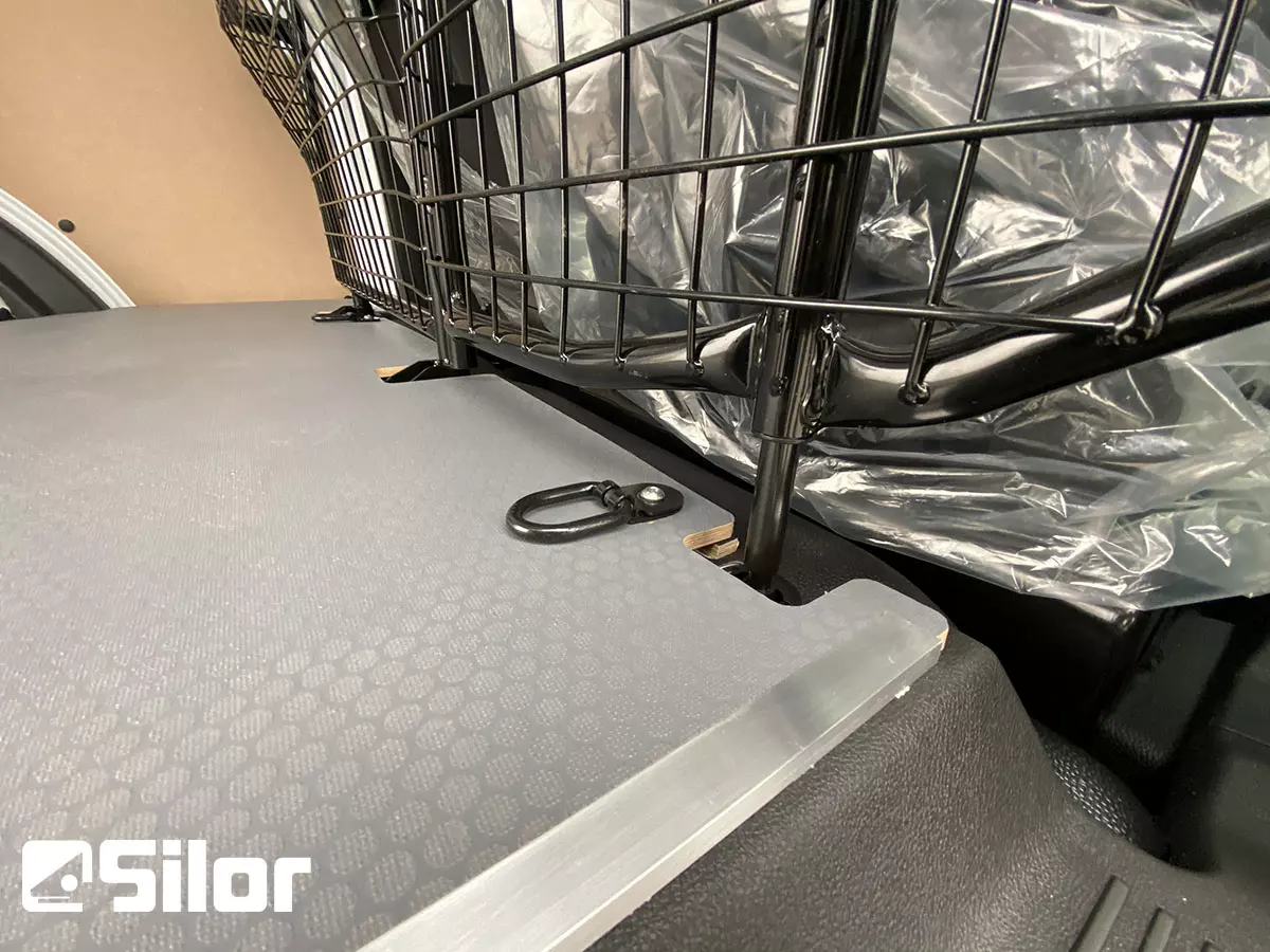 Gabbia di sicurezza per auto montata nel bagagliaio.