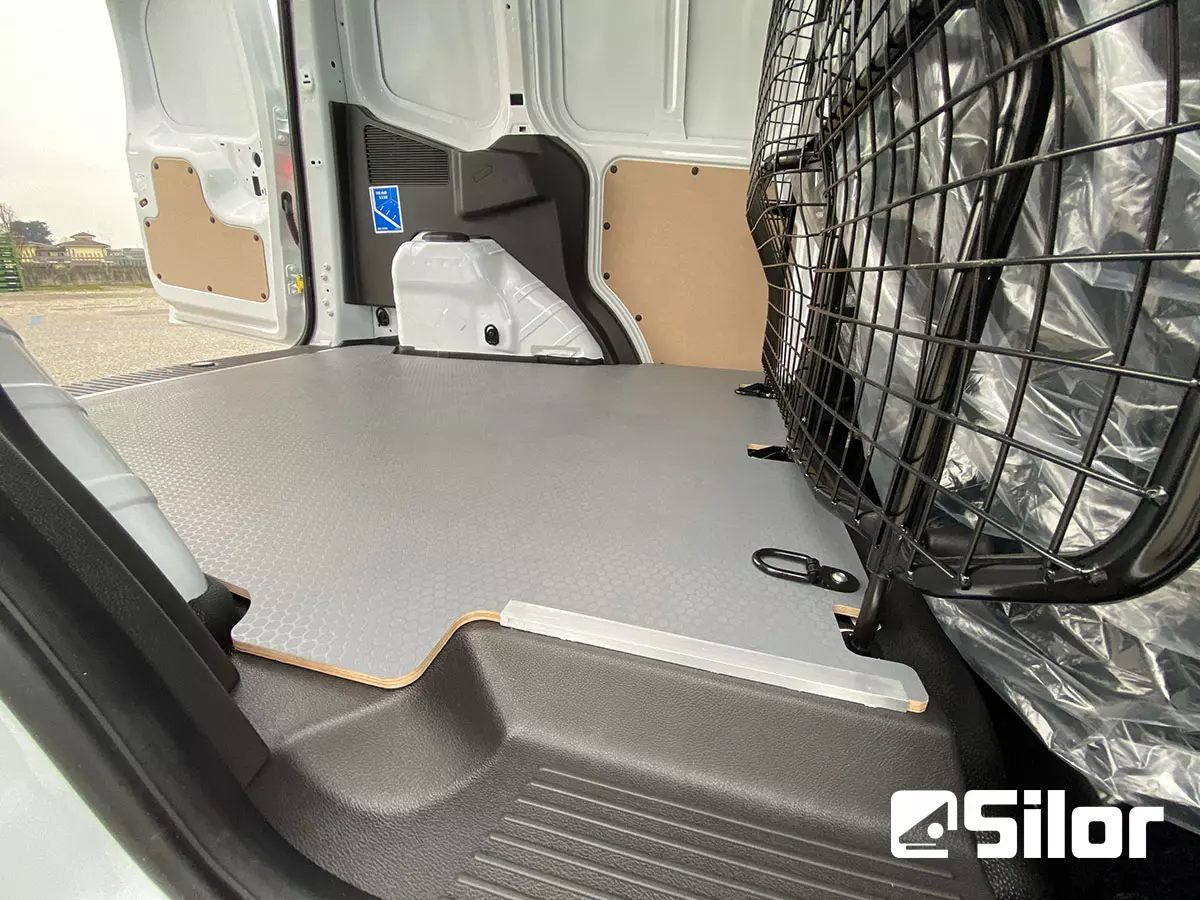 Interno di un furgone con protezione per animali.