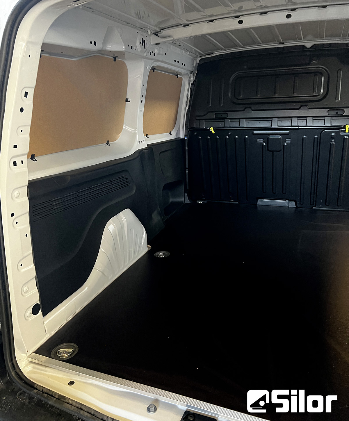 Interno di un furgone bianco con pannelli di protezione.