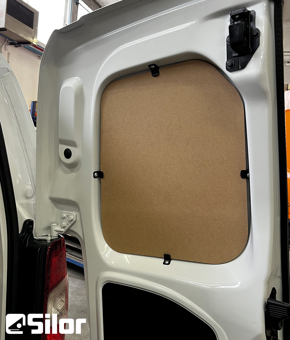 Interni auto bianchi con rivestimento in legno.