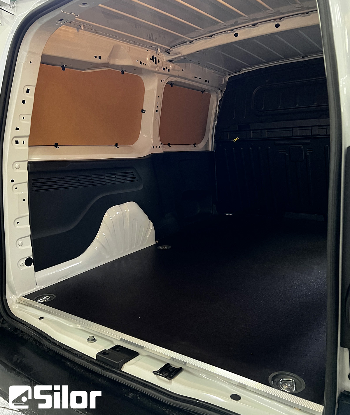 Interni di un furgone bianco.