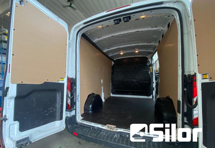 Interni di furgone bianco.