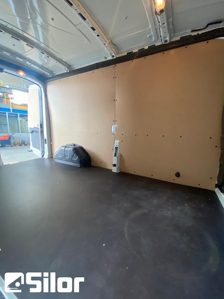 Interno di un furgone Silor allestito.