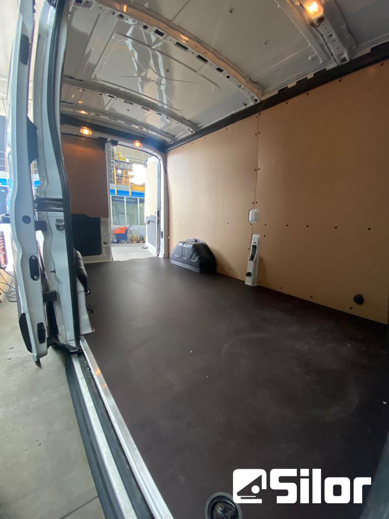 Interni di un furgone merci vuoto.