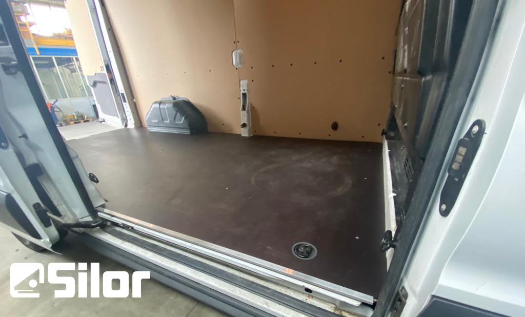 Interni di un furgone con logo Silor.
