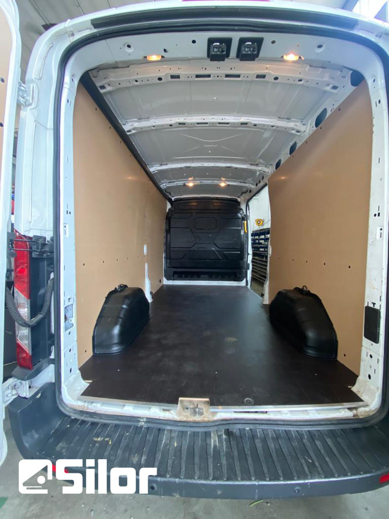 Interni di un furgone bianco.