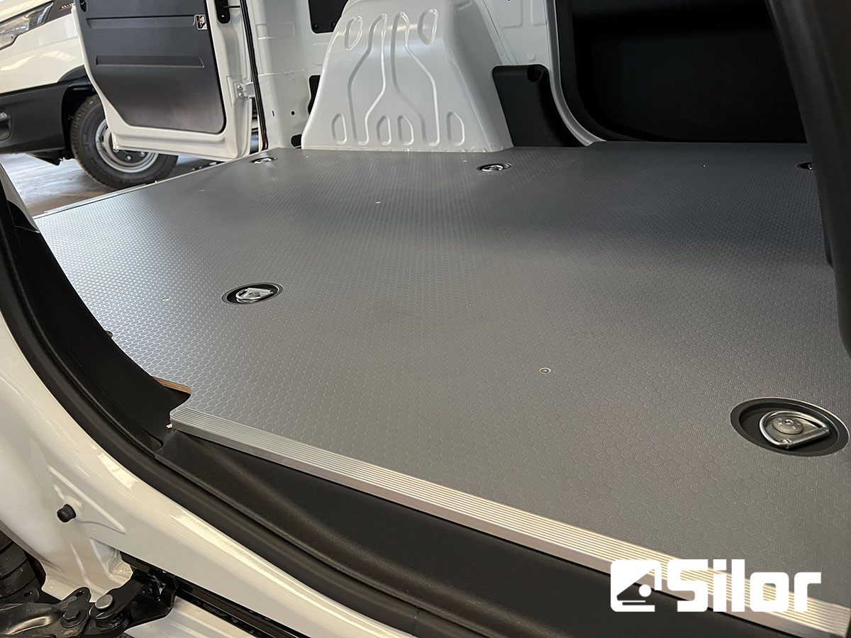 Interni di un furgone con pavimento grigio antiscivolo.