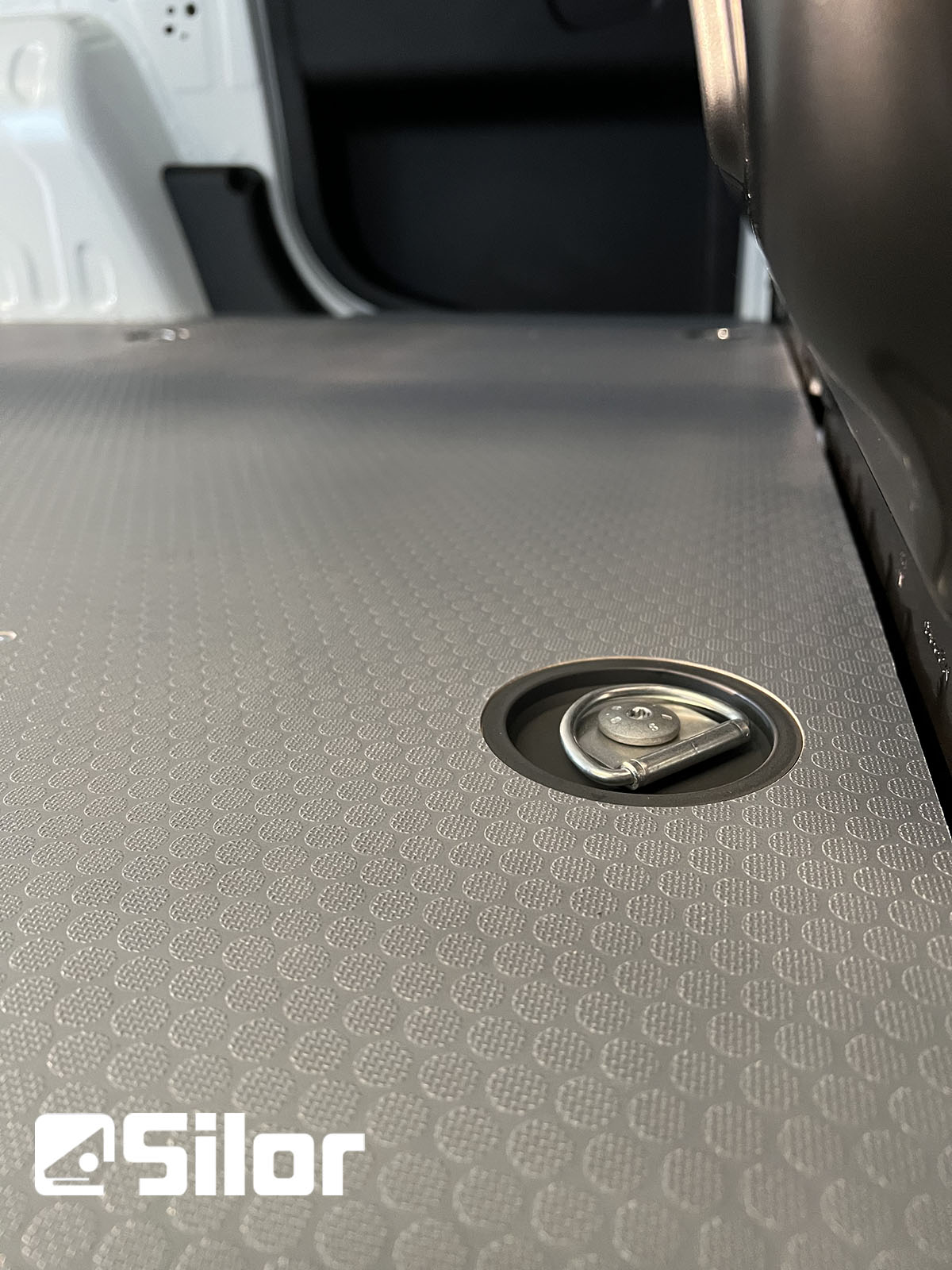 Un'installazione a filo di ancoraggio su un pavimento Silor.