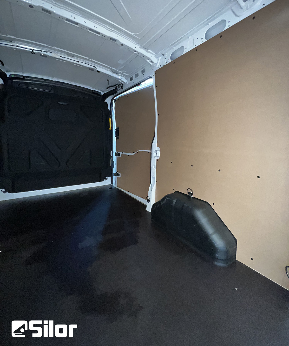 Interni di furgone commerciali attrezzati.