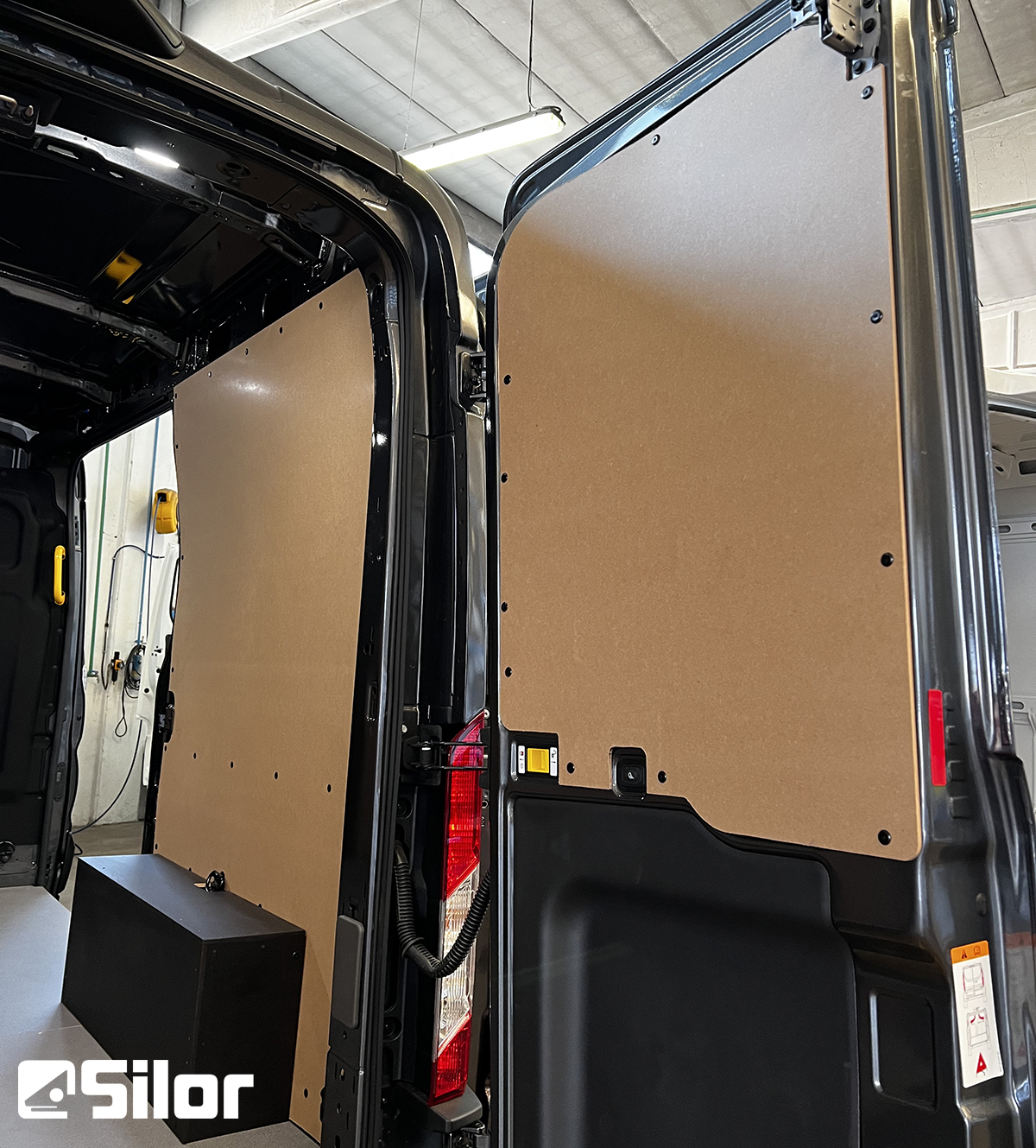 Trasforma il tuo furgone da carico in un'oasi di comfort con i nostri pannelli in legno di alta qualità. #Silor #TrasformazioneFurgone
